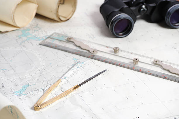 attrezzatura nautica sul tavolo - compass drawing compass map cartography foto e immagini stock