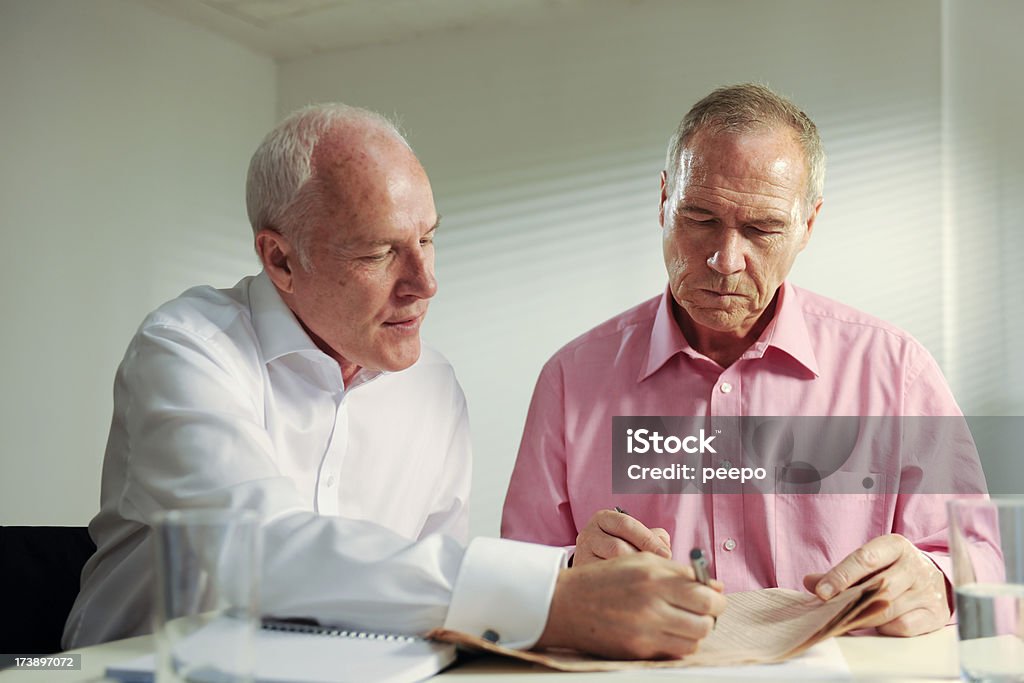 Homens em reunião de negócios sênior - Foto de stock de 60 Anos royalty-free