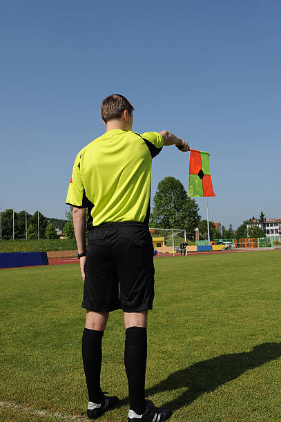 strony sędzia z wyciągniętą ręką - referee rear view back sport zdjęcia i obrazy z banku zdjęć