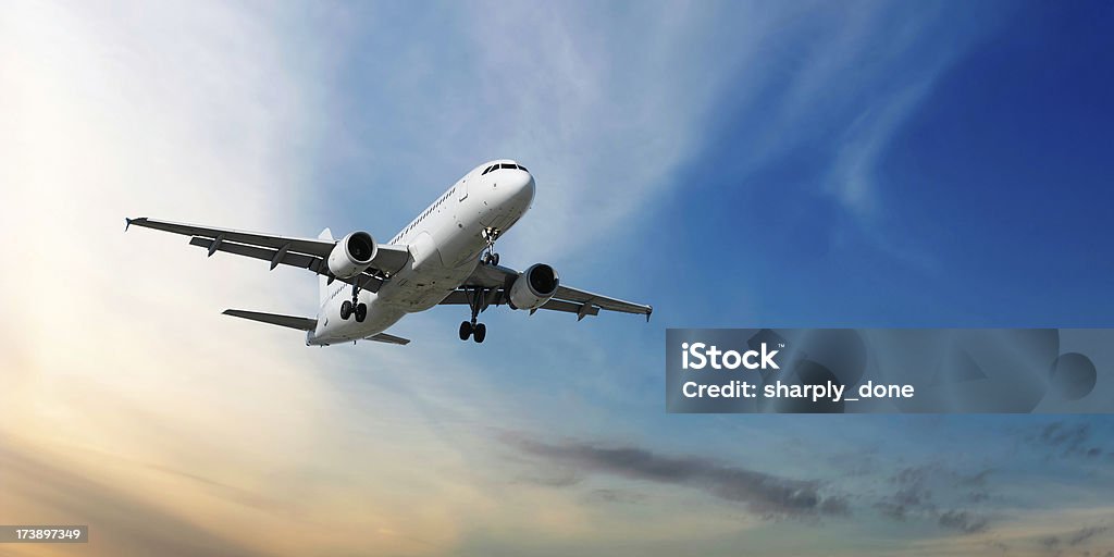 XXL odrzutowy Samolot pasażerski lądowania na Zmierzch - Zbiór zdjęć royalty-free (Samolot)