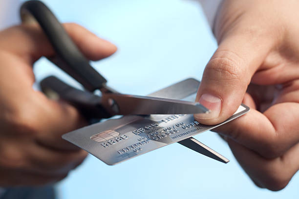 schere schneiden eine kreditkarte - home finances cutting scissors finance stock-fotos und bilder