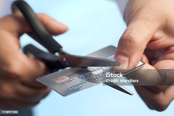 はさみカティングクレジットカード - クレジットカードのストックフォトや画像を多数ご用意 - クレジットカード, 切る, はさみ