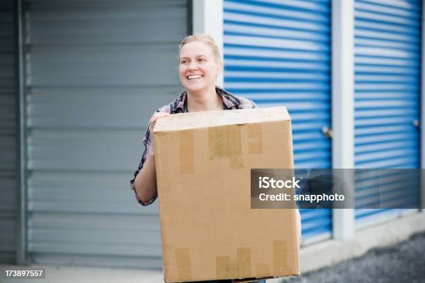 Photo libre de droit de Femme Avec Boîte En Dehors De Lunité De Stockage En Libreservice banque d'images et plus d'images libres de droit de Self-stockage