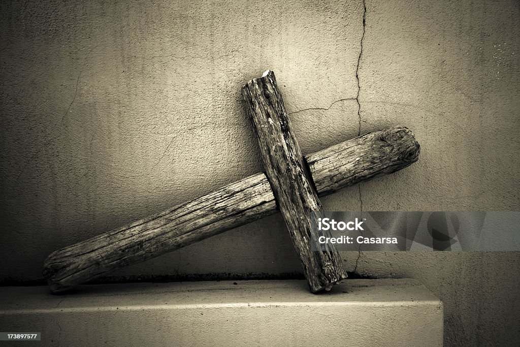 Cruz de madeira - Foto de stock de Cruz - Objeto religioso royalty-free