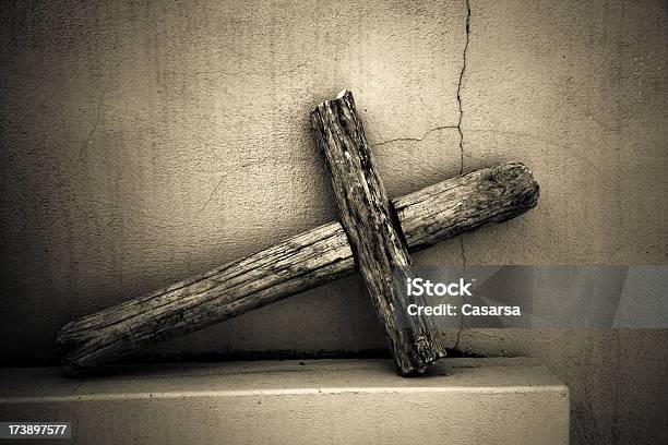 Foto de Cruz De Madeira e mais fotos de stock de Cruz - Objeto religioso - Cruz - Objeto religioso, Madeira, Antigo