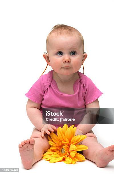 Photo libre de droit de Jolie Petite Fille En Rose Fleur banque d'images et plus d'images libres de droit de Prothèse auditive - Prothèse auditive, Tout-petit, Objet ou sujet détouré