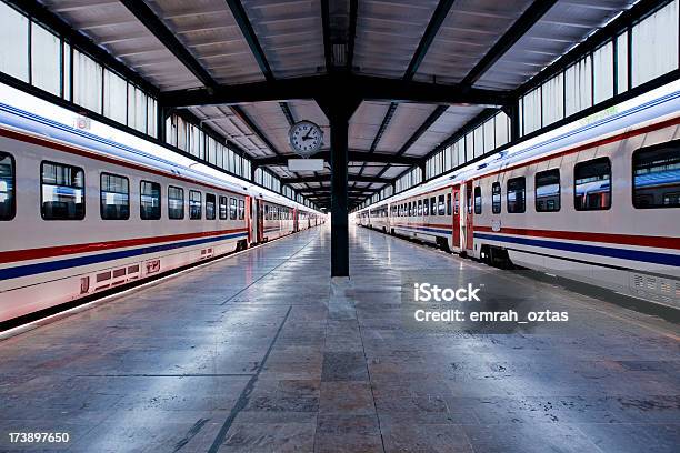 Railroad Station Stockfoto en meer beelden van Treinstation - Treinstation, Europese etniciteit, Klok