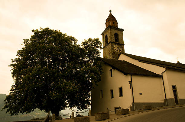 ronco ソプラアスコナ教会 - switzerland ticino canton church chestnut tree ストックフォトと画像