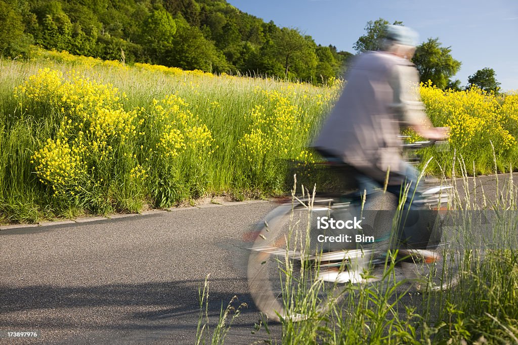 Mann auf Fahrrad in der Landschaft - Lizenzfrei Fahrrad Stock-Foto