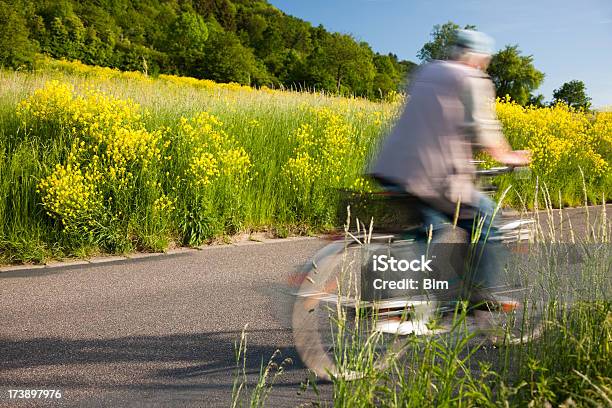 Homem Dirigindo Ciclo Em Campo - Fotografias de stock e mais imagens de Bicicleta - Bicicleta, Ciclismo, Atleticismo