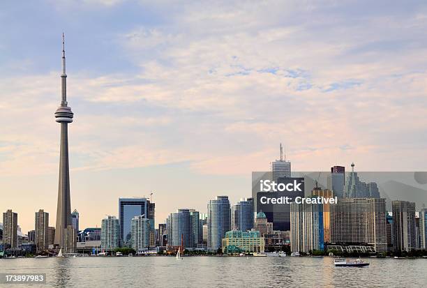 Skyline Di Toronto - Fotografie stock e altre immagini di Acqua - Acqua, Ambientazione esterna, Architettura