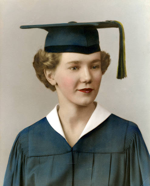 la década de 1950 graduate ver imágenes del mismo período de sesiones - poses para fotos de graduación fotografías e imágenes de stock