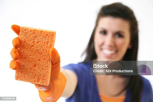 笑顔の若い女性保持アウトオレンジのクリーニング Spunge ます - オレンジ色のストックフォトや画像を多数ご用意 - オレンジ色, 清掃作業員, 1人