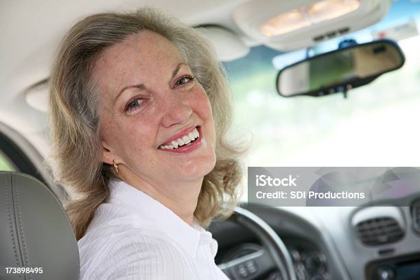 Uśmiechająca Się Starsza Kobieta W Jej Samochodu - zdjęcia stockowe i więcej obrazów 50-59 lat - 50-59 lat, 60-69 lat, Aktywni seniorzy