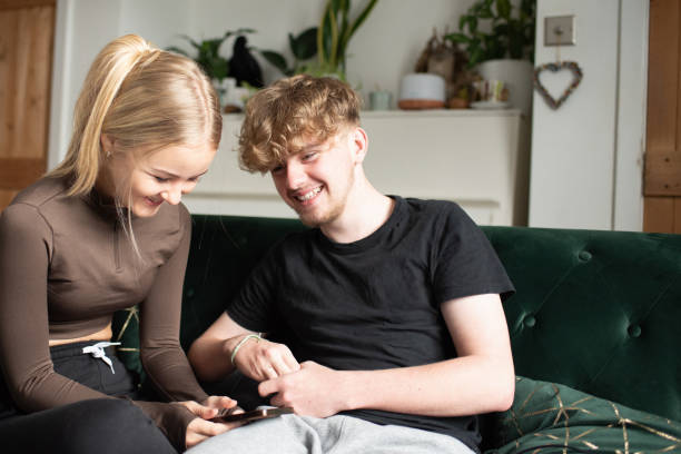 Teenie-Paar nutzt mobile Technologie – Foto