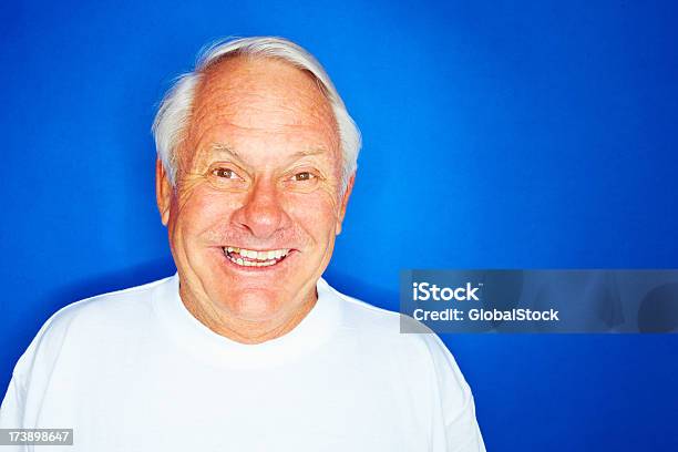 Anciano Aislado En Fondo Azul Foto de stock y más banco de imágenes de 60-64 años - 60-64 años, 60-69 años, Adulto