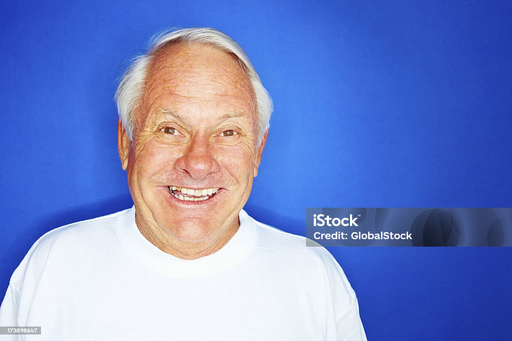 Homem idoso isolado contra o Fundo azul - Foto de stock de 60 Anos royalty-free