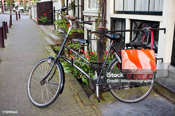 Bicicletta A Casa Di Amsterdam - Fotografie stock e altre immagini di Acciottolato - Acciottolato, Aiuola, Amsterdam