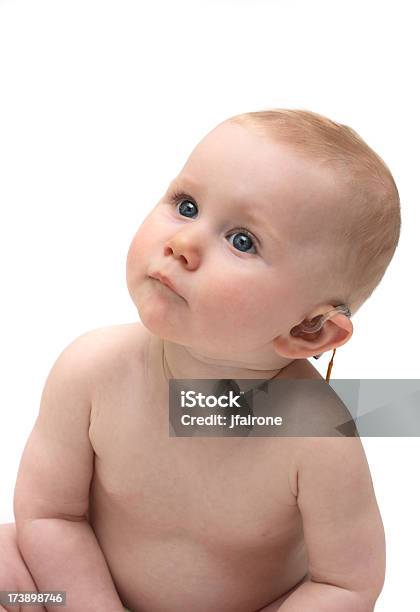 Linda Niña Bebé Con Audífonos Foto de stock y más banco de imágenes de Bebé - Bebé, Aparato auditivo, Sordera