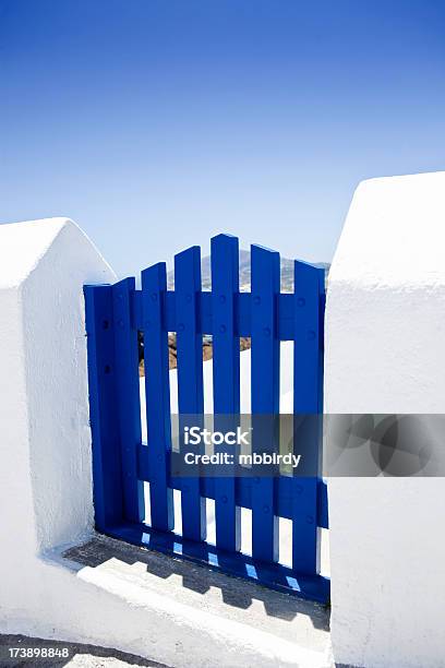 Porta Azul Da Grécia Em Santorini - Fotografias de stock e mais imagens de Ao Ar Livre - Ao Ar Livre, Arquitetura, Azul