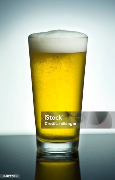 Bier In Einem Glas Stockfoto und mehr Bilder von Alkoholisches Getränk - Alkoholisches Getränk, Bier, Bierglas