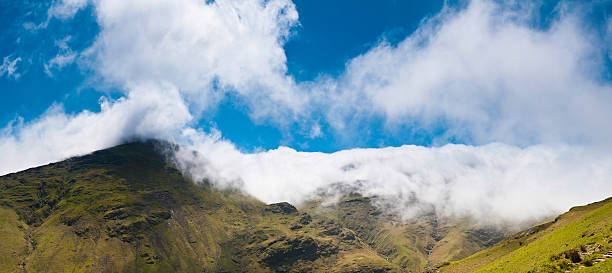 dramatyczne góra krajobraz z chmurami panorama - langdale pikes panoramic english lake district cumbria zdjęcia i obrazy z banku zdjęć