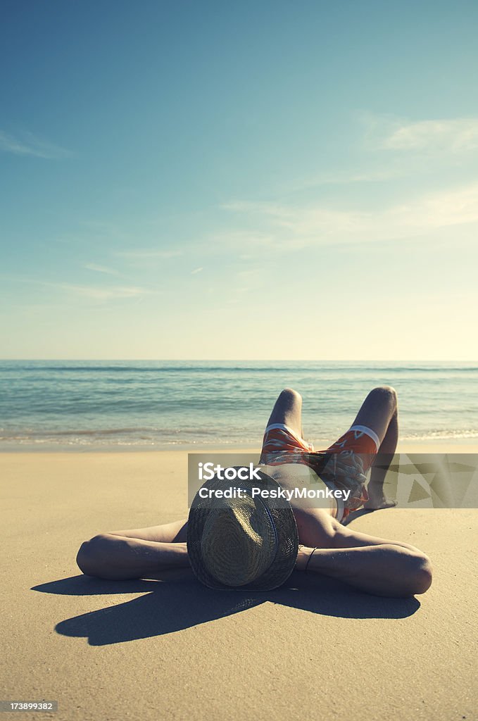 Hombre relajante en Vintage Escenario de playa por el mar - Foto de stock de 1960-1969 libre de derechos