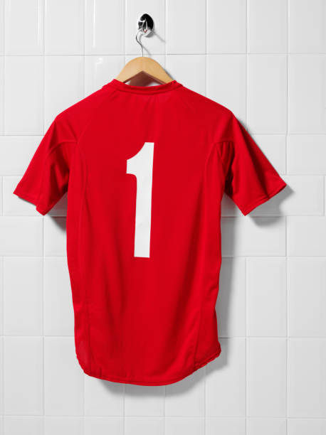 rojo camisa de fútbol americano - soccer uniform hanger t shirt hanging fotografías e imágenes de stock