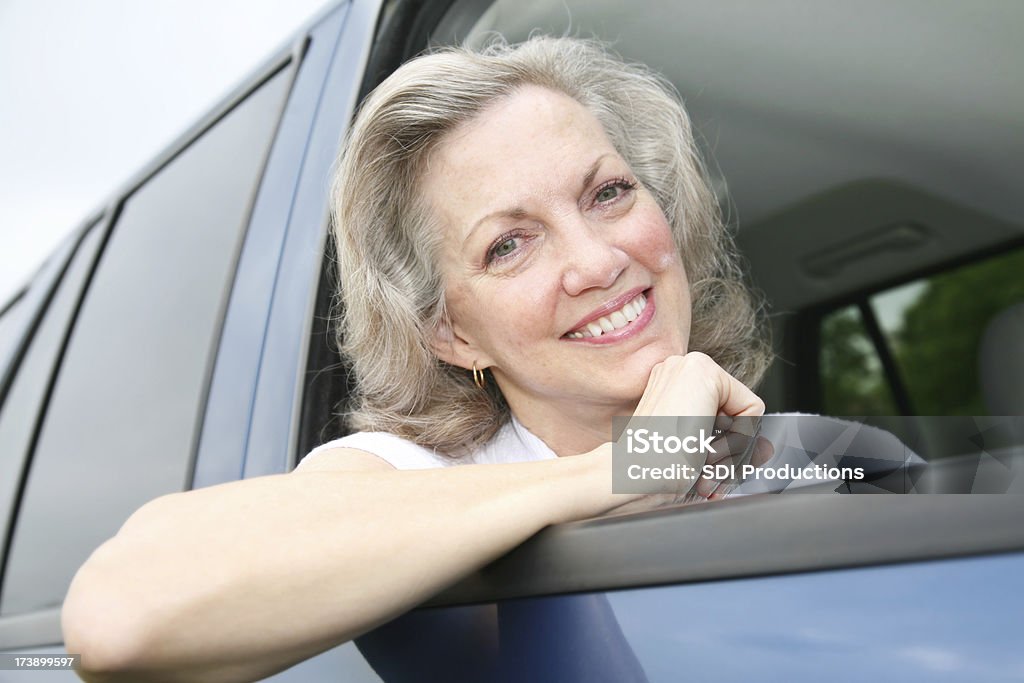 Happy Senior adulte femme avec coude de fenêtre de la voiture - Photo de Activité libre de droits