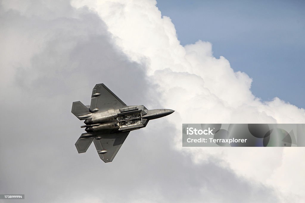 F - 22 Raptor w trakcie lotu - Zbiór zdjęć royalty-free (Bez ludzi)