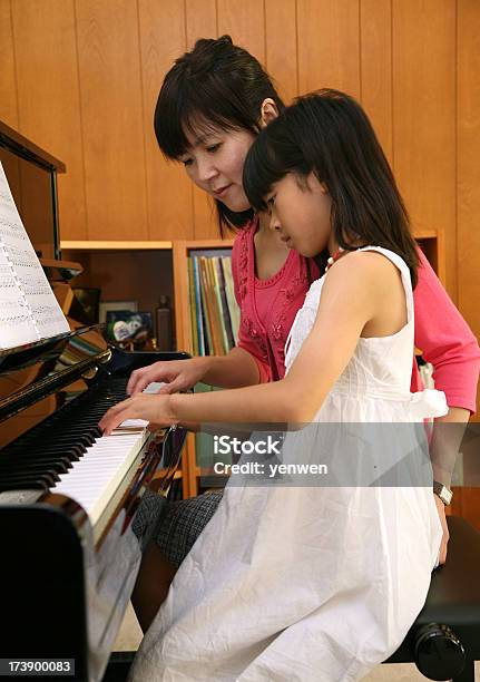 Pianounterricht Stockfoto und mehr Bilder von Klassenzimmer - Klassenzimmer, Klavier, Kind