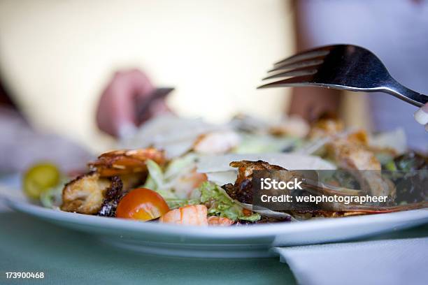 Restaurant Stockfoto und mehr Bilder von Bildschärfe - Bildschärfe, Erwachsene Person, Essbesteck