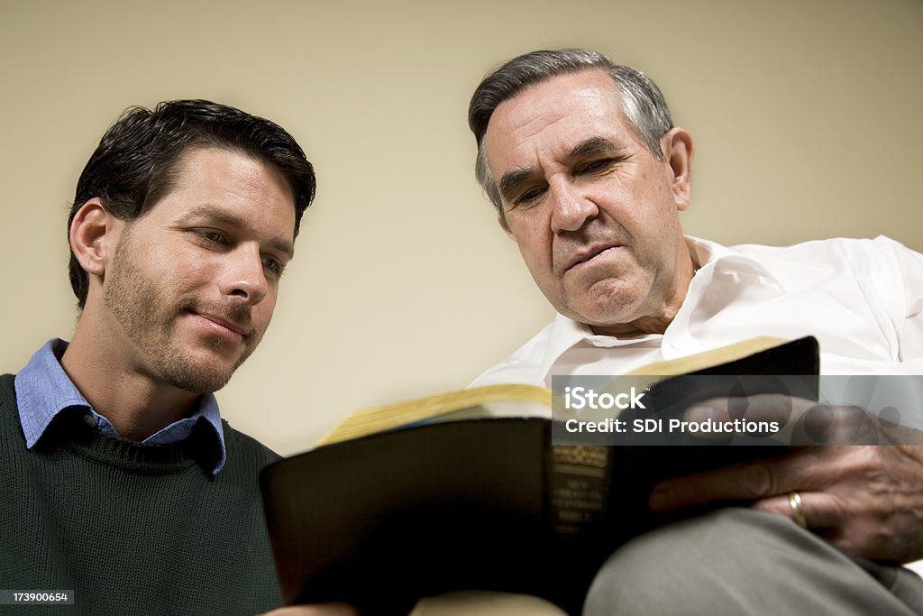 Zwei Männer zusammen die Bibel zu studieren - Lizenzfrei Bibel Stock-Foto