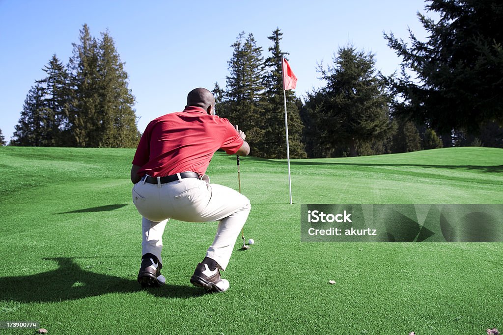 Adulto homem afro-americano campo de golfe, gramado bandeira - Foto de stock de Golfe royalty-free