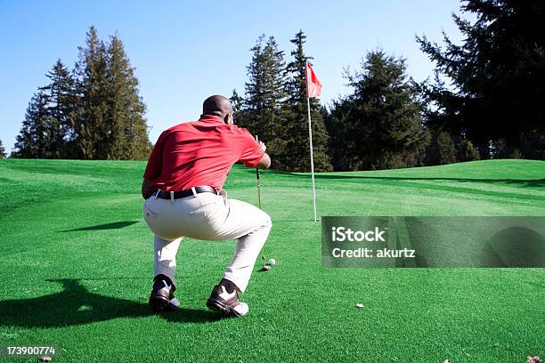 Foto de Adulto Homem Afroamericano Campo De Golfe Gramado Bandeira e mais fotos de stock de Golfe