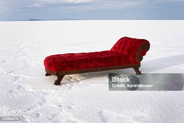 Chaise Lounge No Deserto - Fotografias de stock e mais imagens de Divã - Sofá - Divã - Sofá, Sofá, Deserto