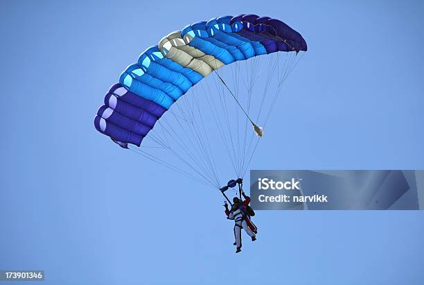 Photo libre de droit de Parachutists En Tandem banque d'images et plus d'images libres de droit de En tandem - En tandem, Parapente, Parachute