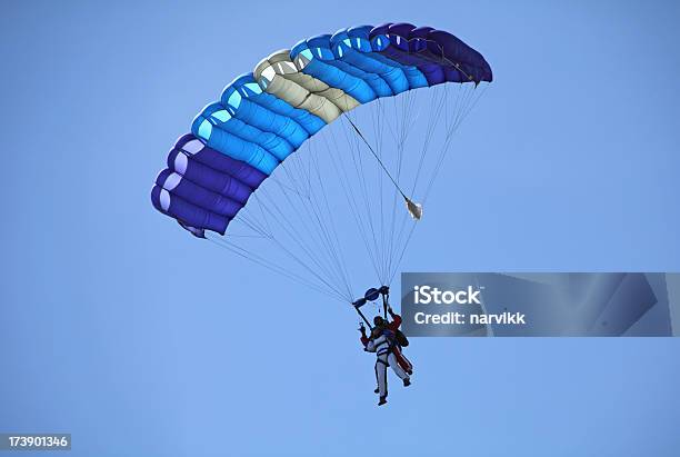 Foto de Parachutists Em Tandem e mais fotos de stock de Ciclismo em Tandem - Ciclismo em Tandem, Paraglider, Paraquedas