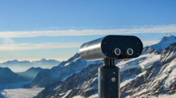binocolo pubblico sulla cima della montagna di neve - jungfrau region foto e immagini stock