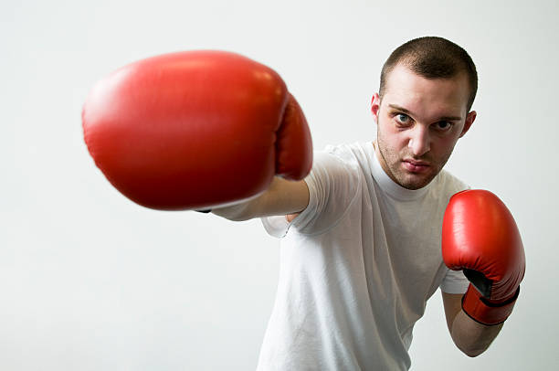 boxeador con ojo negro - serious punching fighting displeased fotografías e imágenes de stock