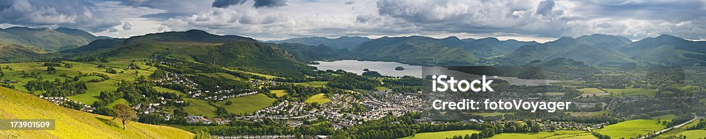 Montagne e laghi Città di Lake District Regno Unito panorama aziende - Foto stock royalty-free di Veduta aerea