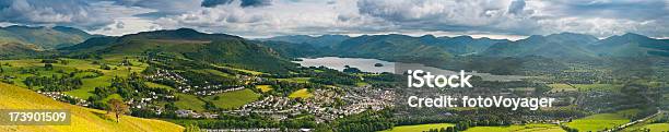 Montagne E Laghi Città Di Lake District Regno Unito Panorama Aziende - Fotografie stock e altre immagini di Veduta aerea