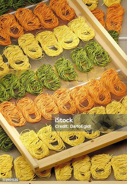 Tagliatelle Di Colore Italiano Nidi I Vassoi In Legno Ad Asciugatura Rapida - Fotografie stock e altre immagini di Alimentazione sana