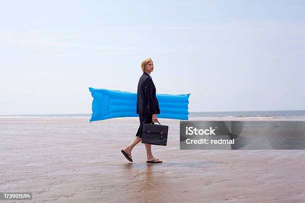 Relaxamento De Negócios - Fotografias de stock e mais imagens de Praia - Praia, Andar, Areia