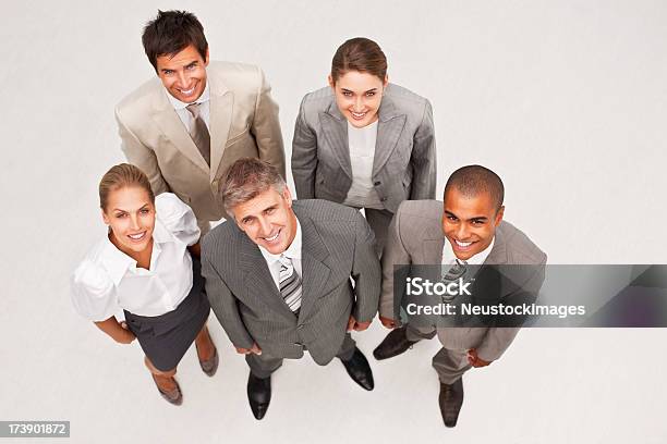 Retrato De La Sonriente Colegas De Negocios De Pie Juntos Foto de stock y más banco de imágenes de 20-24 años