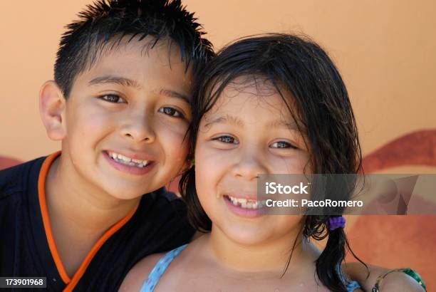 Irmão E Irmã - Fotografias de stock e mais imagens de 6-7 Anos - 6-7 Anos, Amor, Asiático e indiano