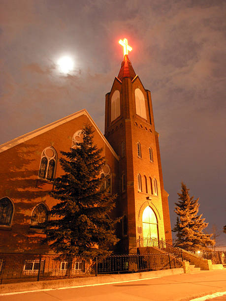 glühend-kirche - steeple outdoors vertical alberta stock-fotos und bilder