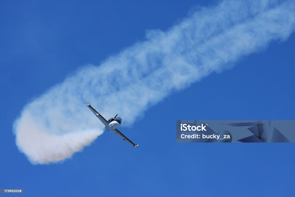 Jet avión de acrobacias a un espectáculo aéreo con humo trail. - Foto de stock de Acrobacia aérea libre de derechos