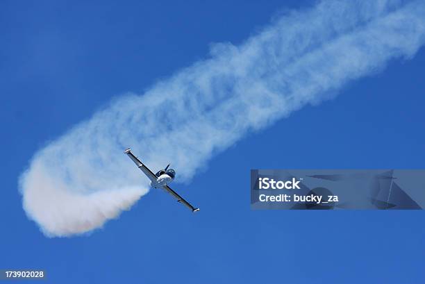 Jet Avión De Acrobacias A Un Espectáculo Aéreo Con Humo Trail Foto de stock y más banco de imágenes de Acrobacia aérea