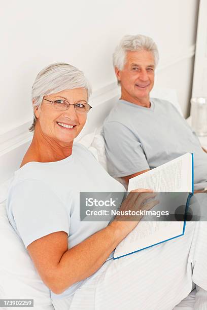 Ehemaliger Paar Im Bett Lesen Buch Stockfoto und mehr Bilder von 60-64 Jahre - 60-64 Jahre, 60-69 Jahre, Aktiver Senior